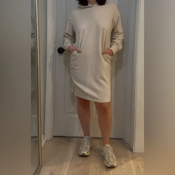 SOLD Uniqlo Cream Long Sleeve Dress - Picture 2 of 5